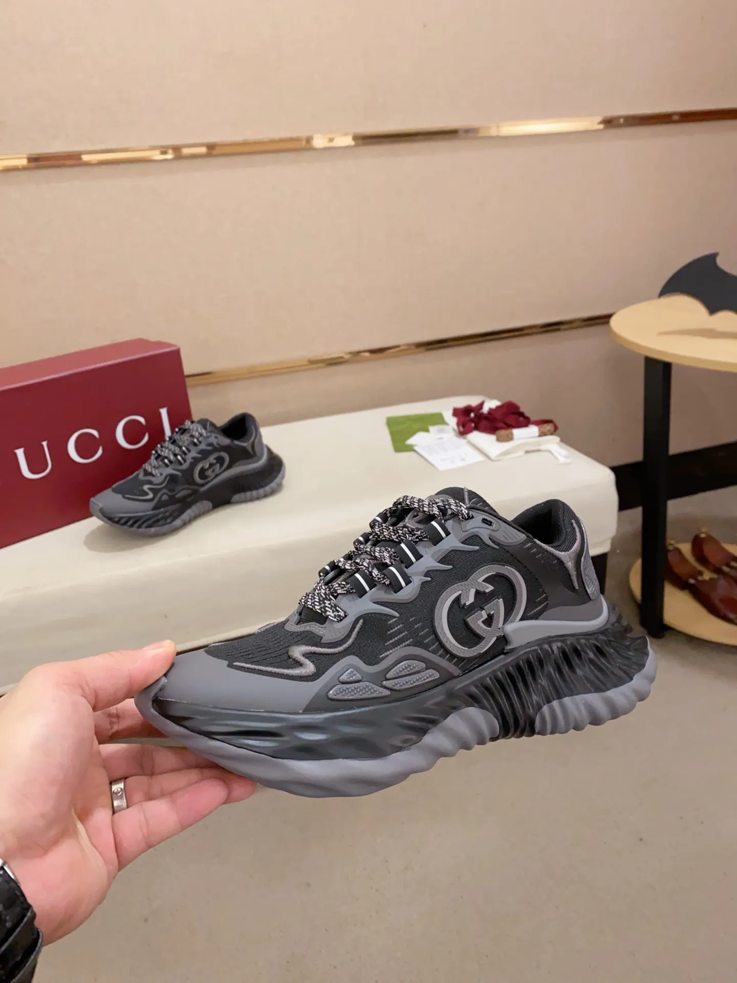 Men's shoes💰: 840💰High version of Gucci series couple's thick-soled sneakers! Gucci Gucci wave shoes Gucci's new designer has brought a new design, with a more comfortable foot feel and a new wave design. GUCCI's new Ripple wave shoes have an upper made of soft nappa leather and mesh. The foamed TPU midsole provides excellent comfort and feels like falling into the clouds. This new sports shoe adopts a thick-soled design, with a stitched leather upper and mesh, showing a full sense of technology. The two major brand logo details, the 3D-effect interlocking Double G leather patch and the Gucci letter metal hardware, inject a dazzling texture into the overall design. These shoes are crafted from silver metallic leather. Silver metallic leather, leather piping mesh details, Gucci lettering metal hardware, interlocking double G patch, lightweight rubber sole, top stitching and comes with a pair of shoelaces. Size: Women's 35-40 (can be customized to 34.41).        Male 39-44 (38.45 can be customized).